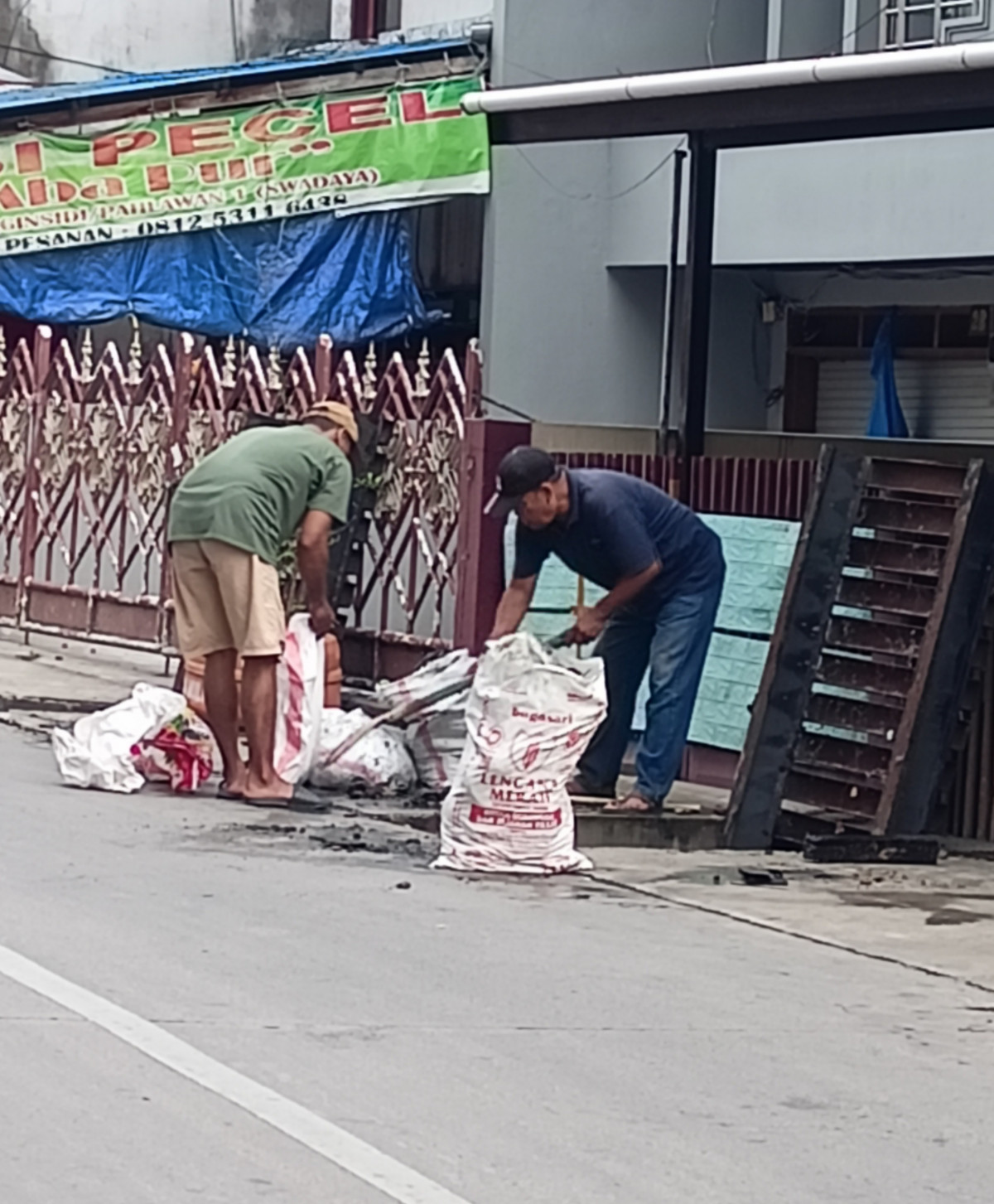 Membersihkan parit di jln.w.monginsidi