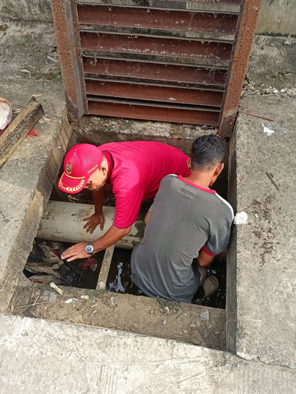 Gotong royong warga rt 25