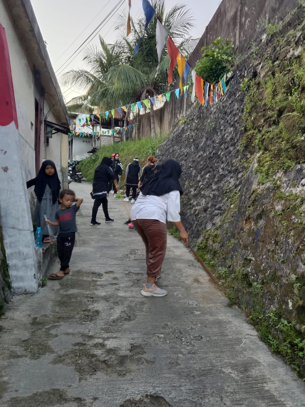 Kegiatan kerja bakti di wilayah rt 27.kelurahan dadi mulya. Jam 7 sampai dengan selesai. Jumlah 12 orang.