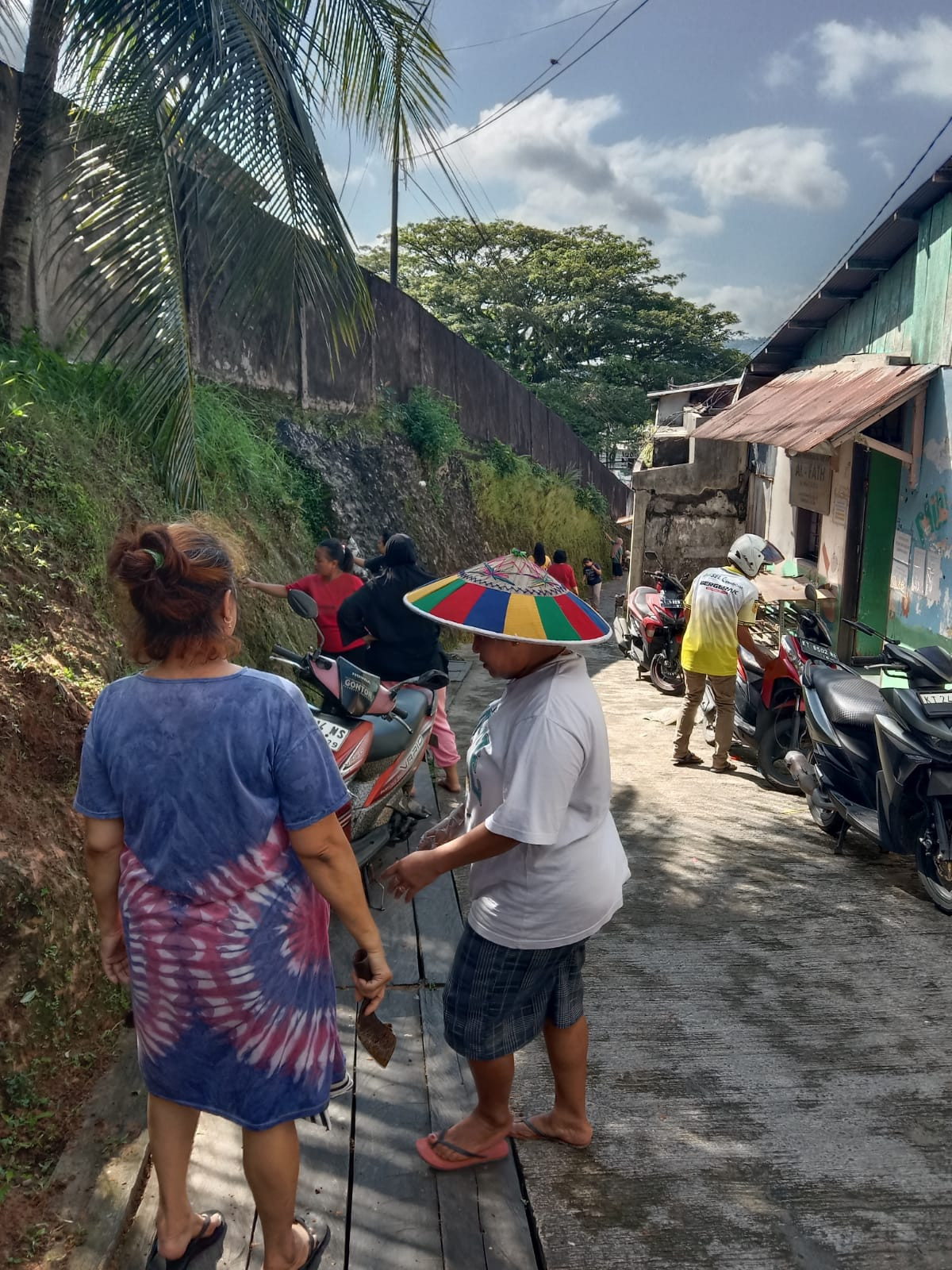 Kegiatan kerjabakti bersama warga RT 27