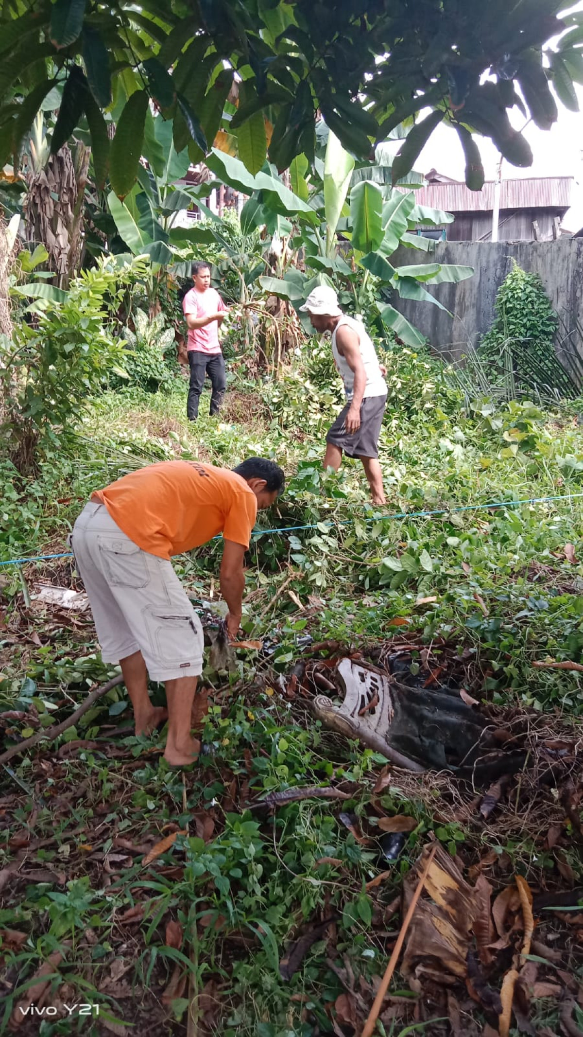 Kegiatan kerjabakti di RT 27 sore hari
