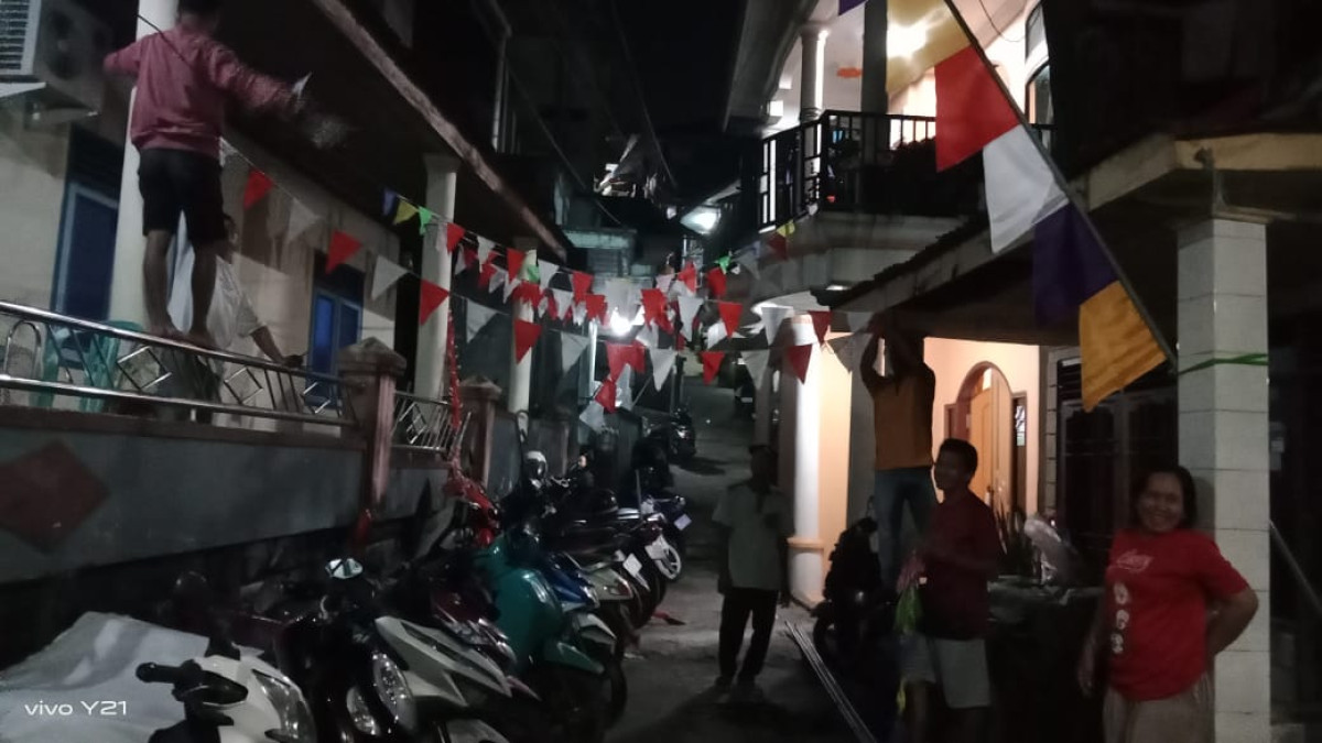 Kegiatan malam ini memasang embul'