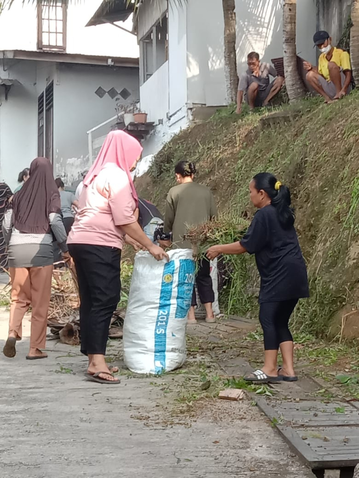 Kegiatan kerja bakti di RT 27