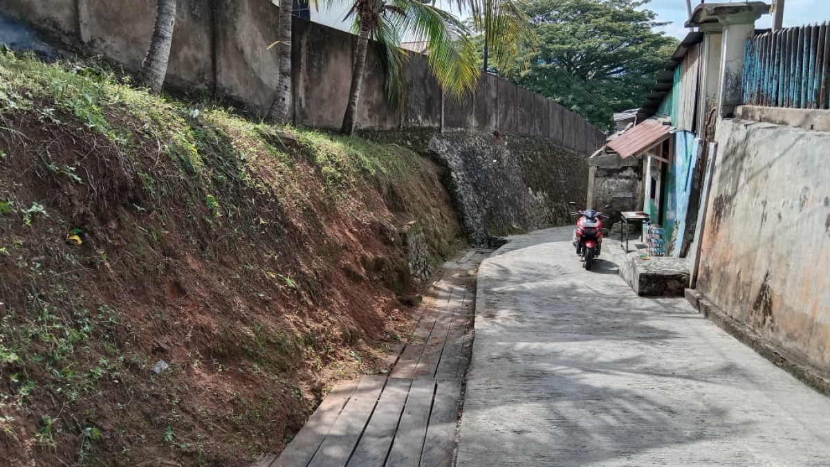 Kegiatan gotong royong di wilayah jln pahlawan gang 2.rt.27 kelurahan Dadi mulya