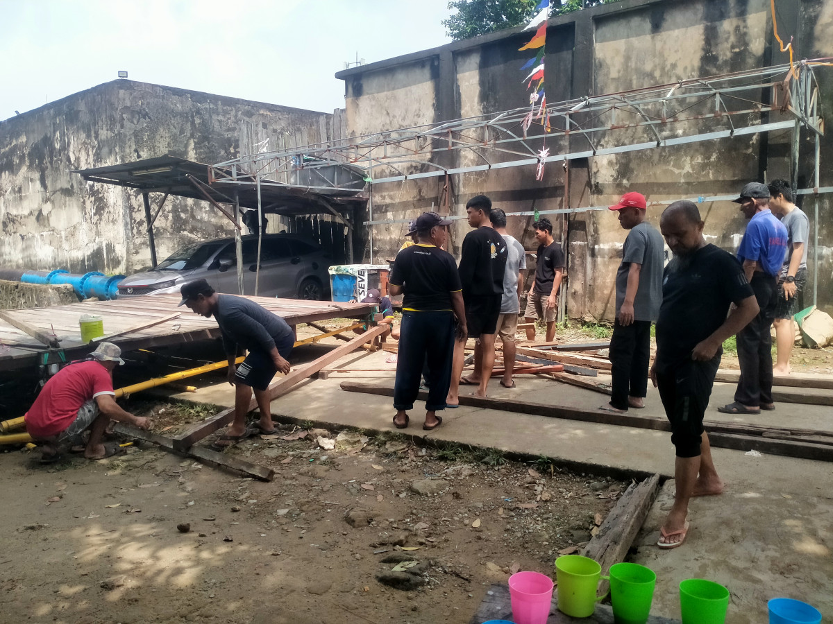Membuat panggung 17 agustusan