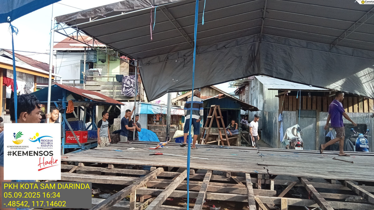 Gotong Royong membokar panggung acara HUT.RI ke 80