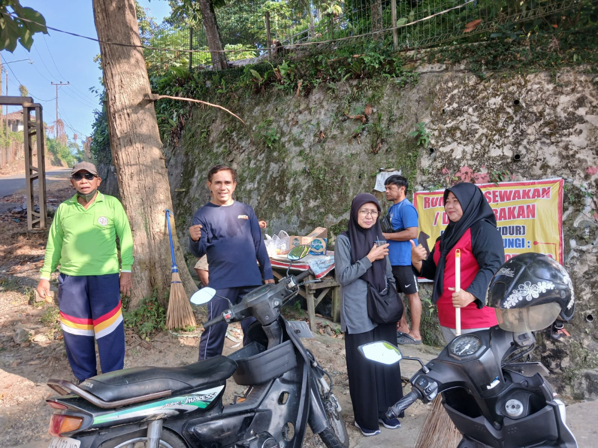 Kerja bakti gabungan RT.Lurah dan Staf Kelurahan