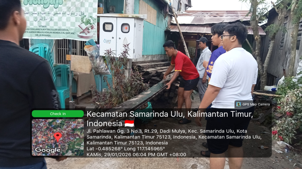 Gotong royong pembuatan tenda dan panggung pada acara Peringatan Isra Mi'raj nabi Muhammad SAW