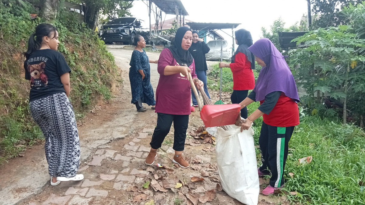 Kegiatan kerja bakti  membersihkan lingkungan RT.29
