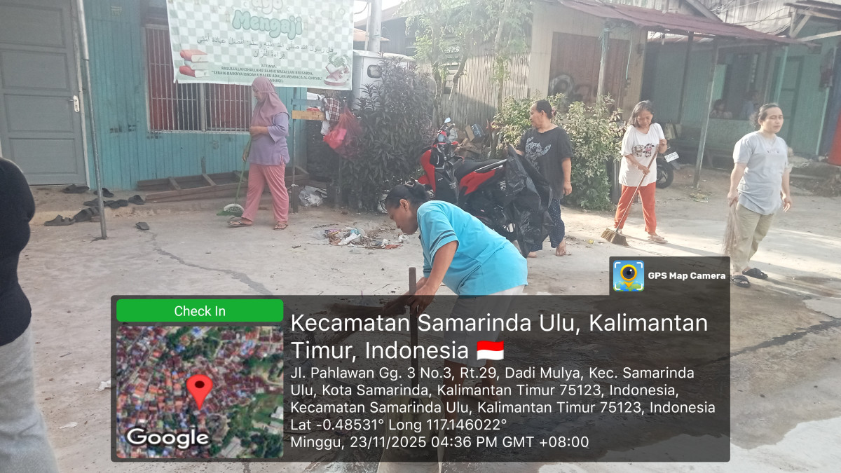 Kegiatan kerja Bakti membersihkan sampah plastik dan bongkar panggung