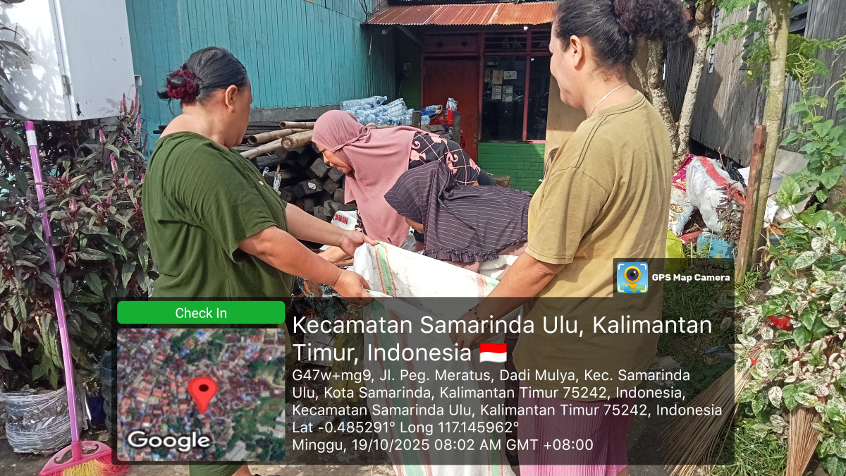 Gotong Royong Membersihkan lingkungan