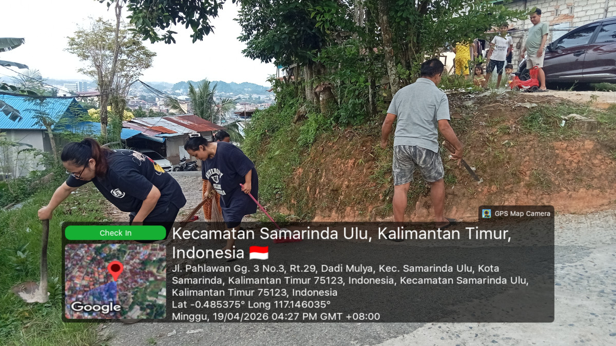 Kerja bakti memotong dahan yang menggangu dan bersih" lingkungan