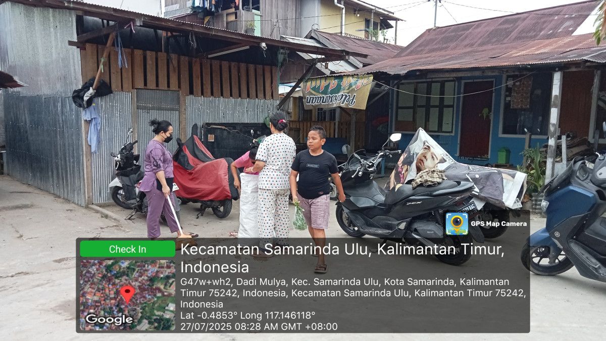Gotong Royong bersih - bersih lingkungan sampah plastik