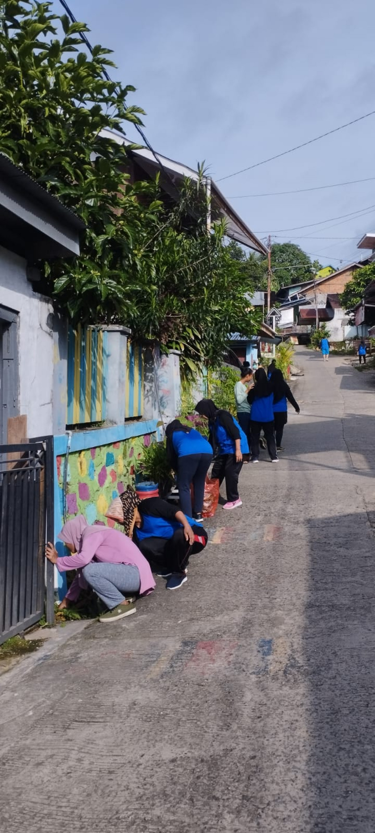 Kerja bakti dan gotong royong di jln pahlawan gang 3.RT.30. Jam 08.00 10.00