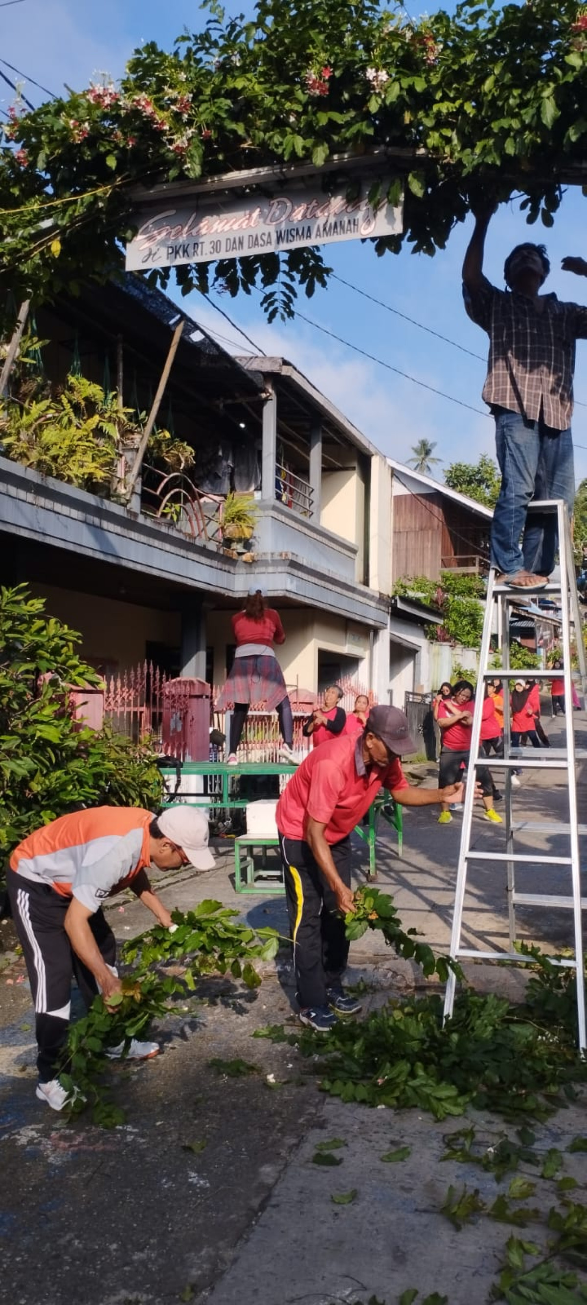 Kegiatan kerja bakti di RT 30 di laksanaan bersama warga