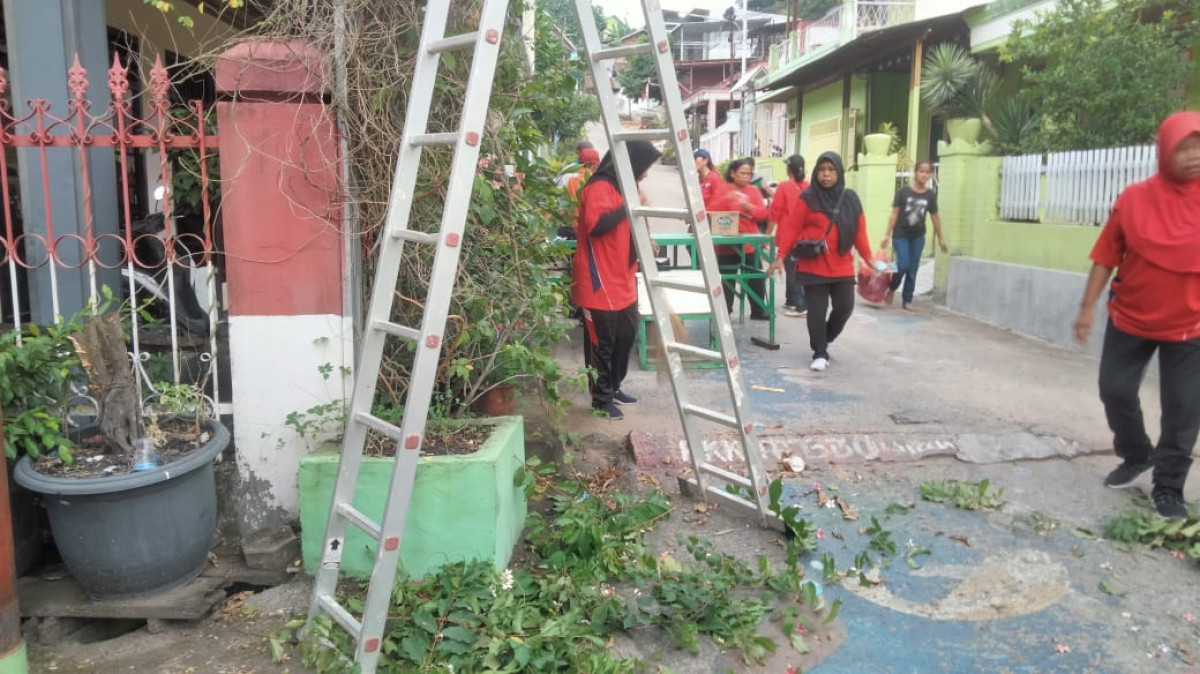 Kegiatan kerjabakti di halaman wargaaa dan memperbaikin parit² yang rusak