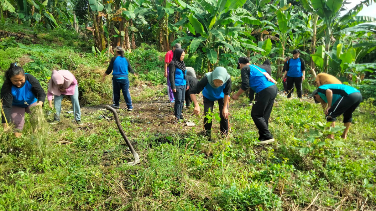 Kerja bakti membersihkan lingkungan