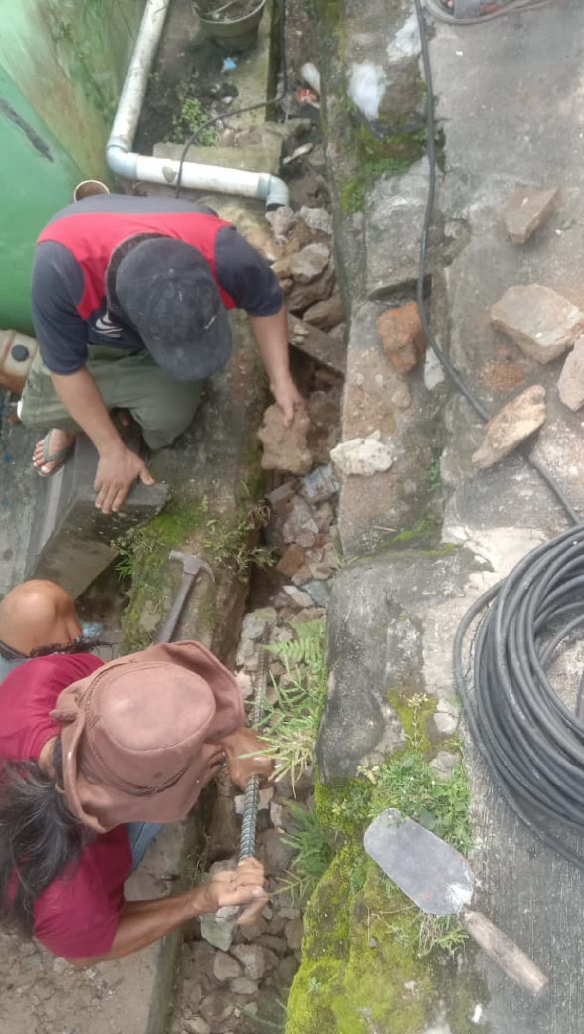kegiatan kerjabakti memperbaiki jalan yang rusak di rt 30