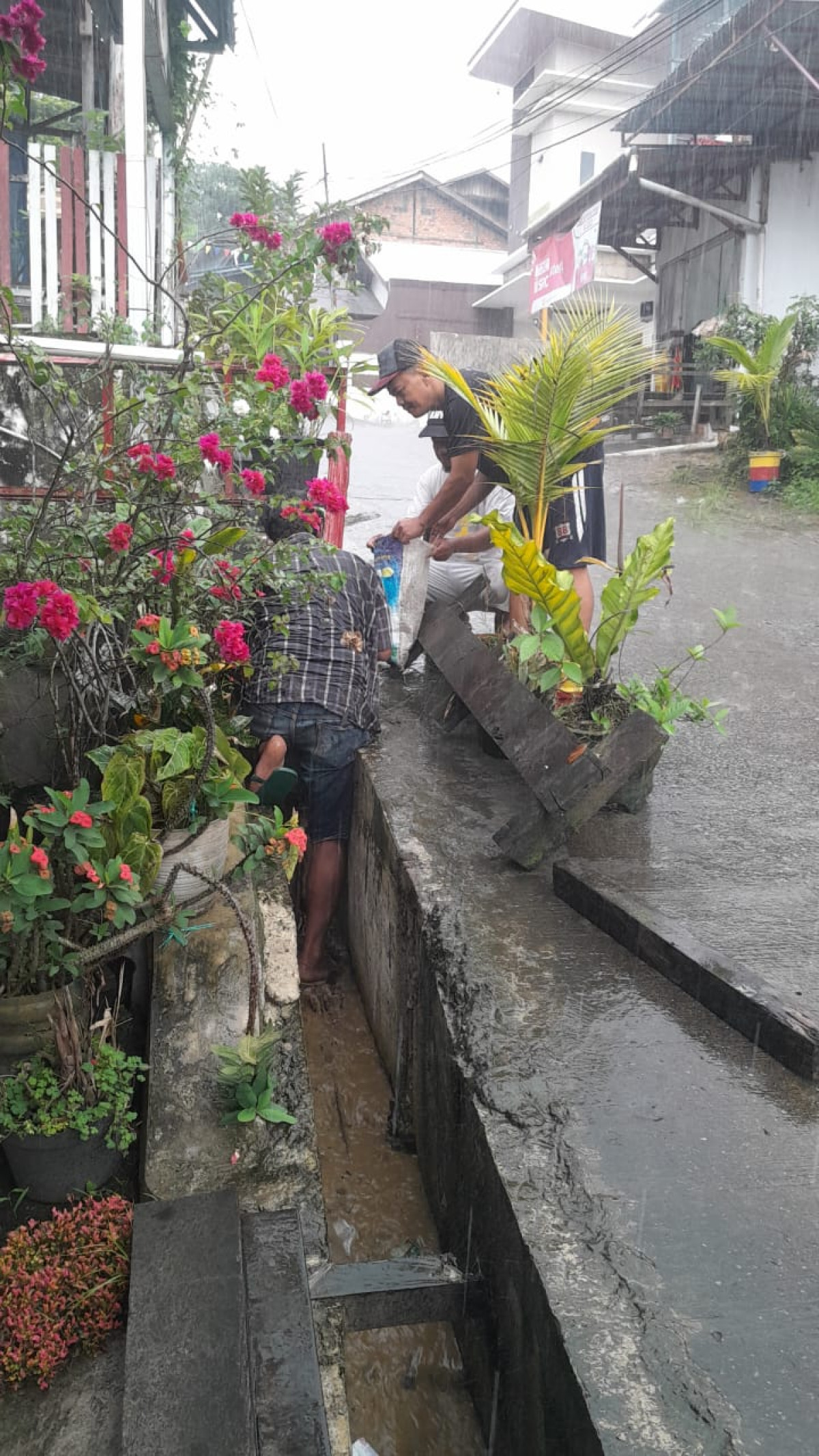Kegiatan kerjabakti RT 30 bersama dengan warga