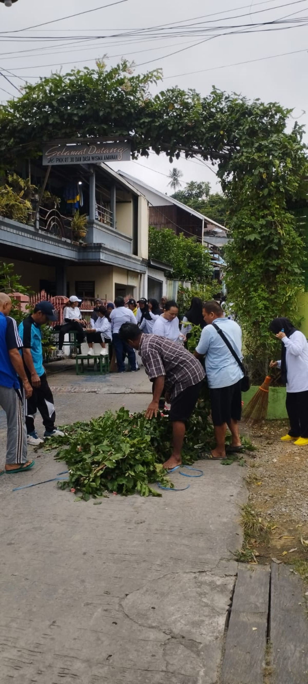 Kegiatan kerja bakti di RT 30
