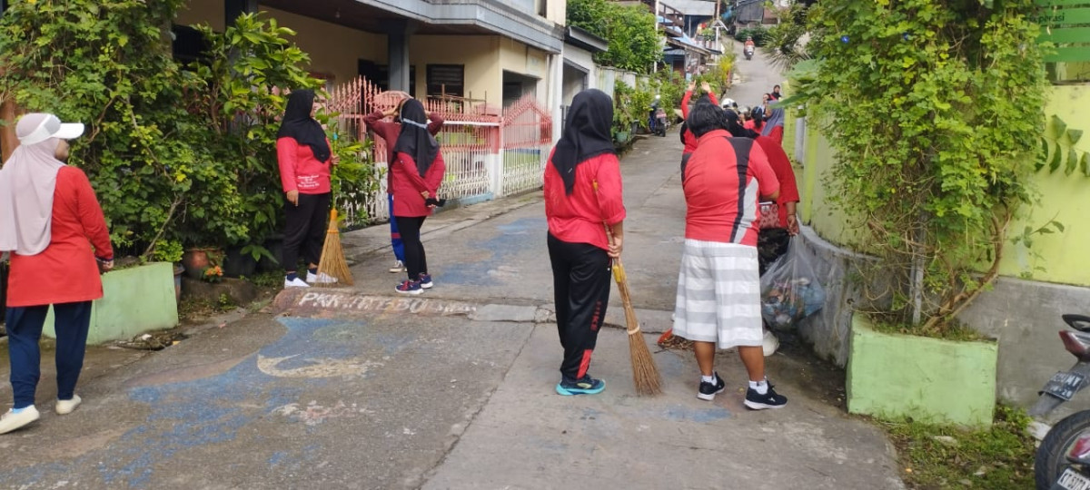 Kegiatan kerja bakti di RT 30
