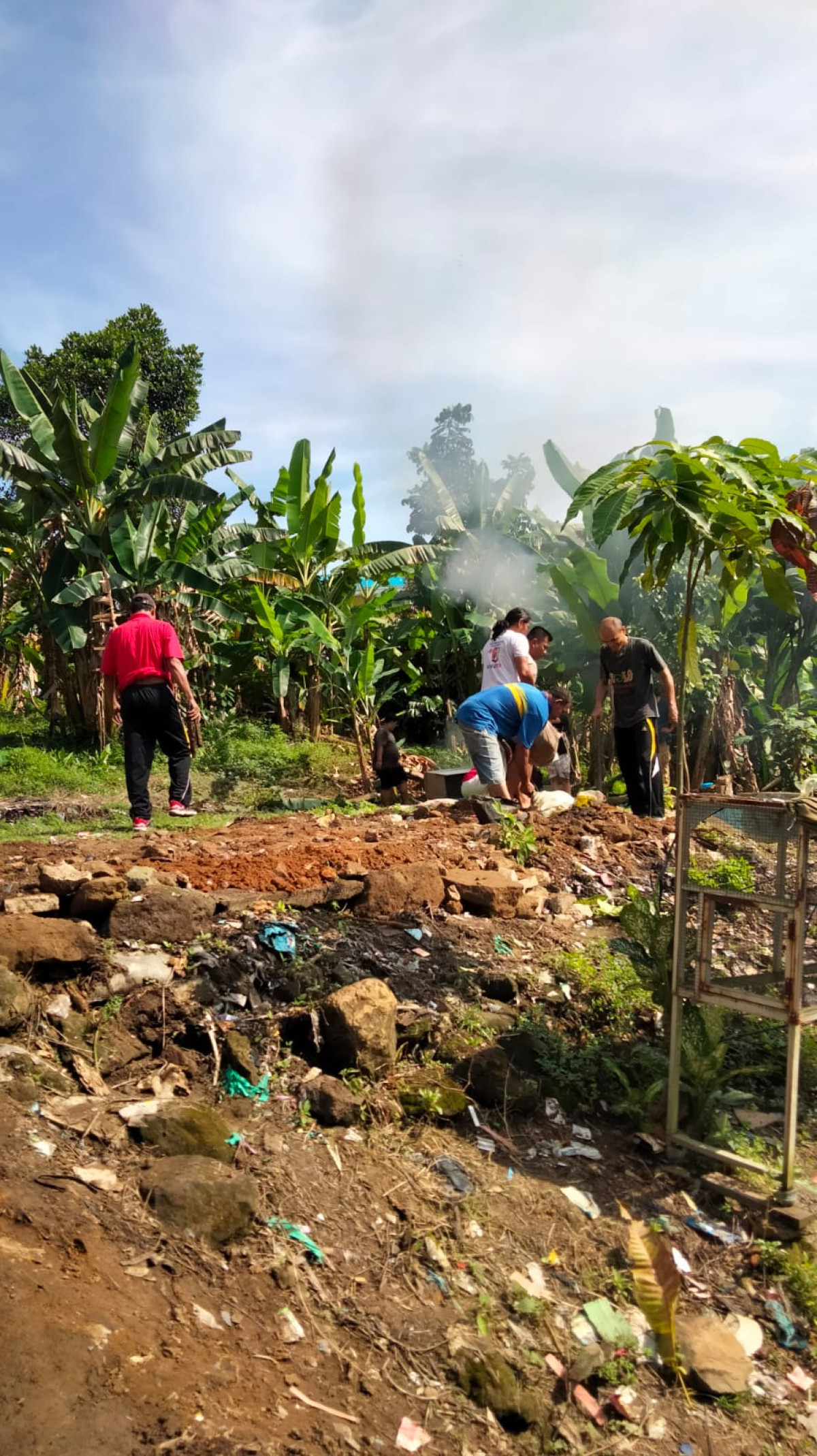 Kegiatan kerja bakti di RT 30