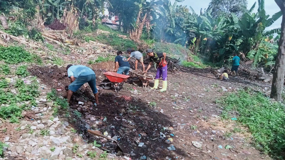 kegiatan gotongroyong membuang sampah pelastik dan memotong rumput