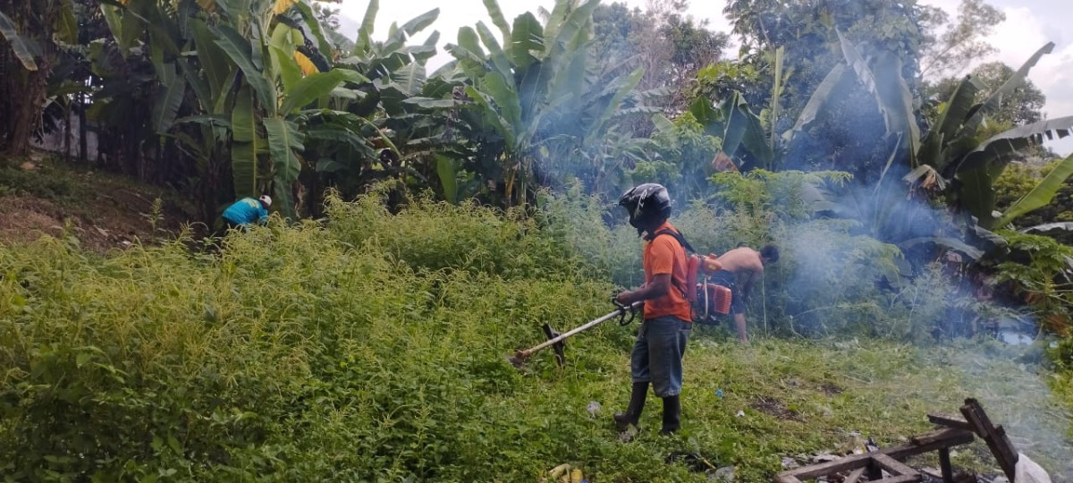 Kegiatan kerja bakti di RT 30