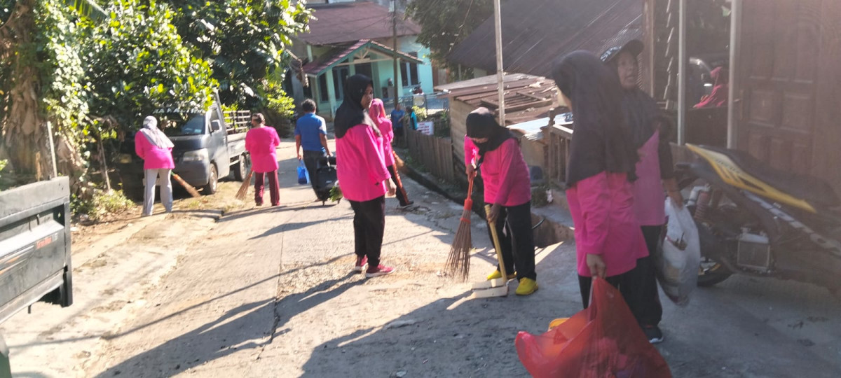 Kegiatan kerjabakti di RT 30
