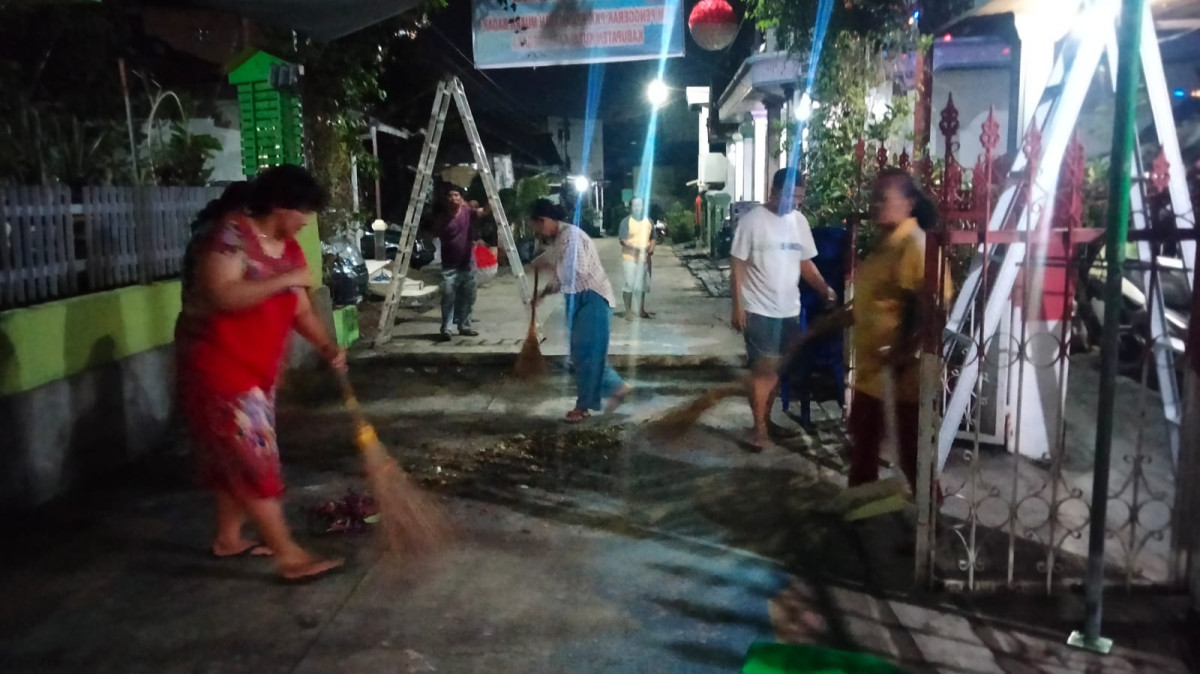 Masukan bro ke semak rt Kerja bakti di wilayah jln pahlawan gang 3 RT. 30 tanggal. 25-7-2024 Jumlah.20 Orang