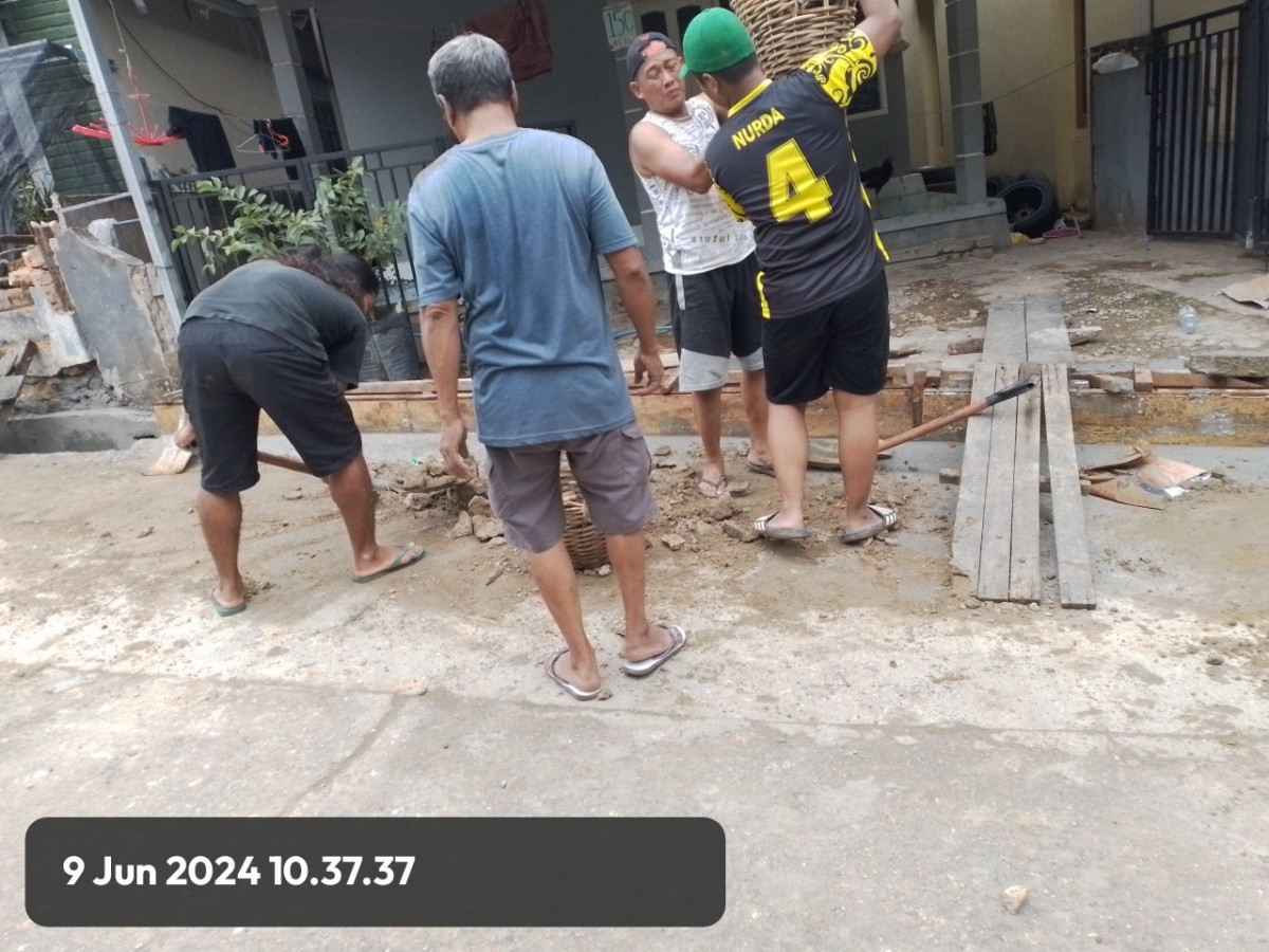 Buang material bongkaran parit dan buang sampah tebangan pohon