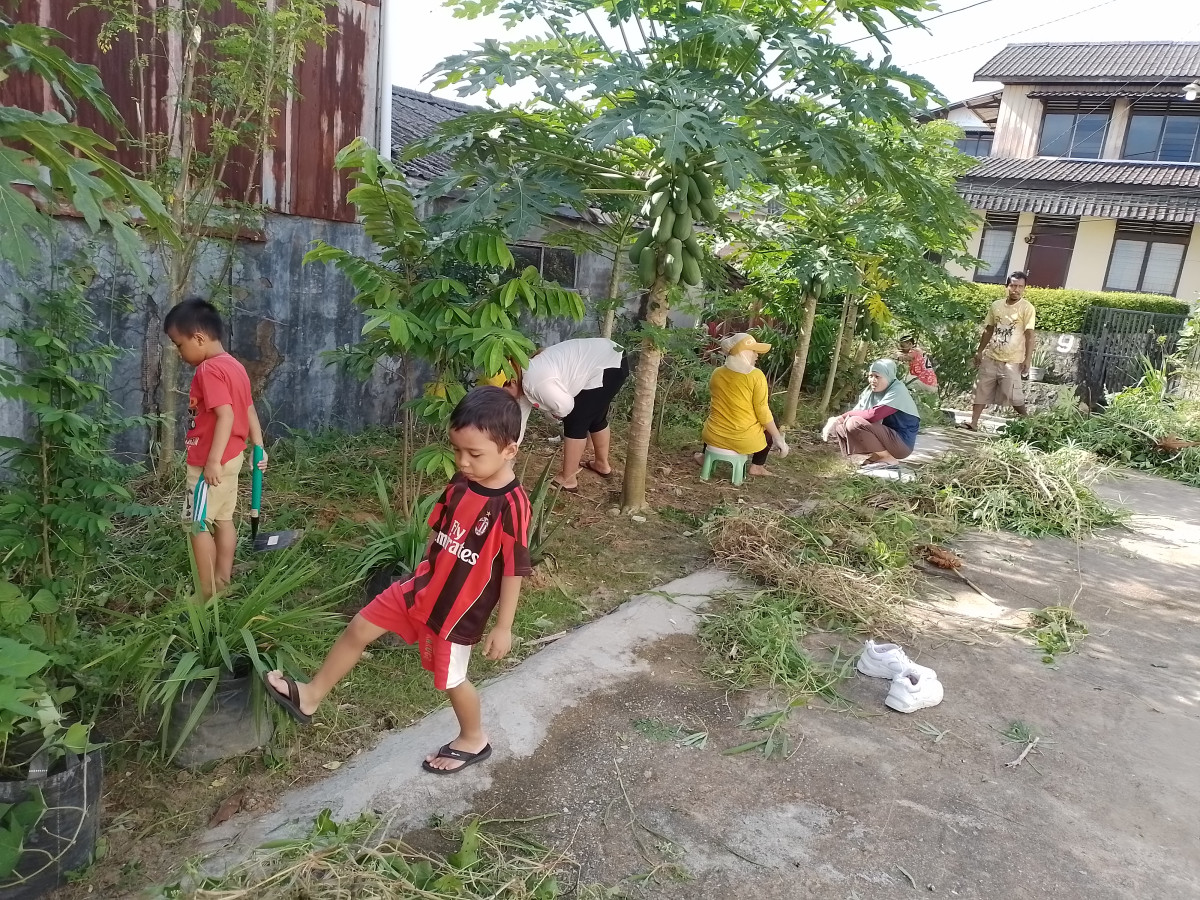 Kerjabakti bersihkan lingkungan