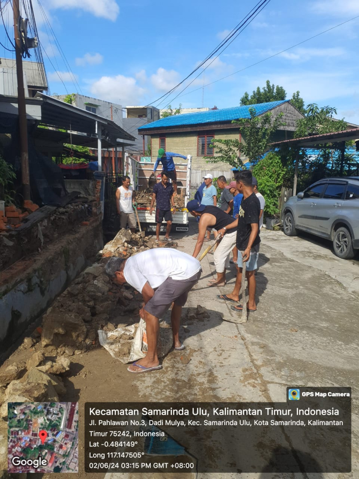 Buang bongkaran material parit