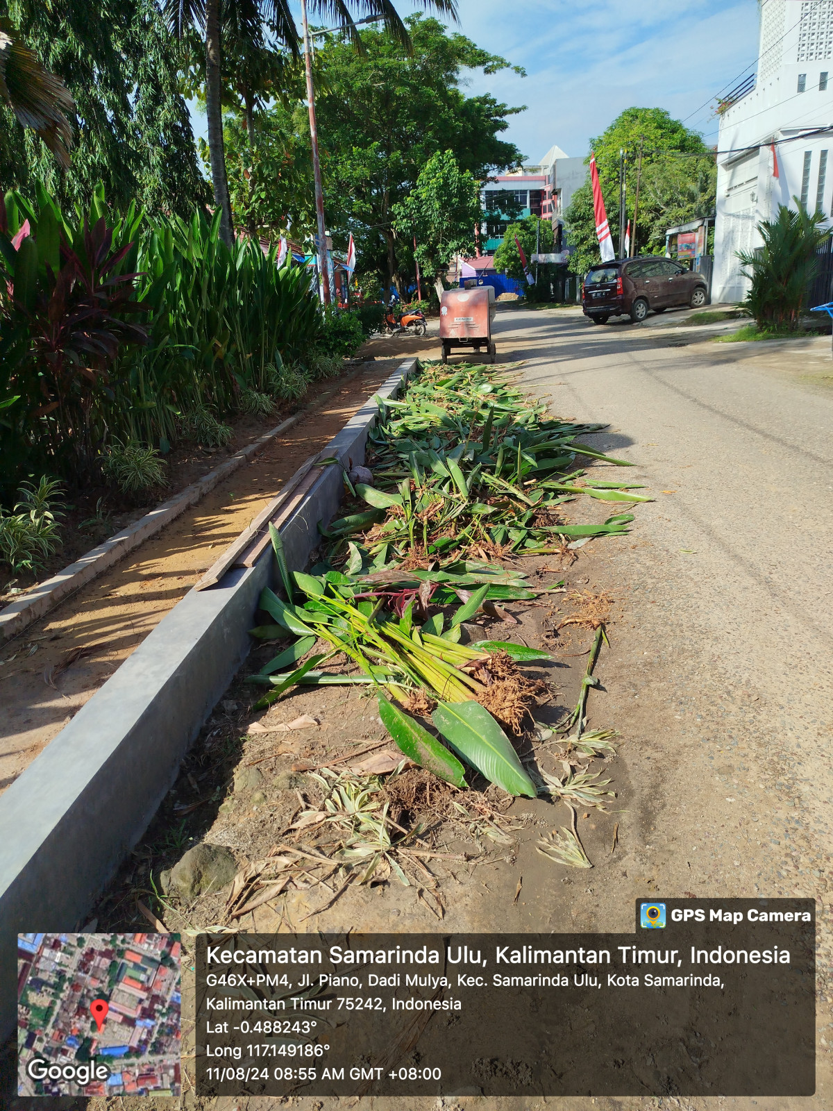 Kerja bakti rt. 32 bersihkan taman probebaya jl. Piano dan potong rumput