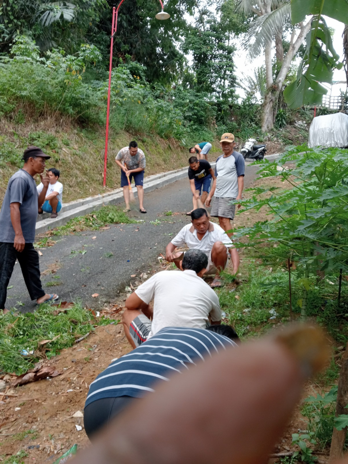 Gotong Royong Di Jalan Harmonika