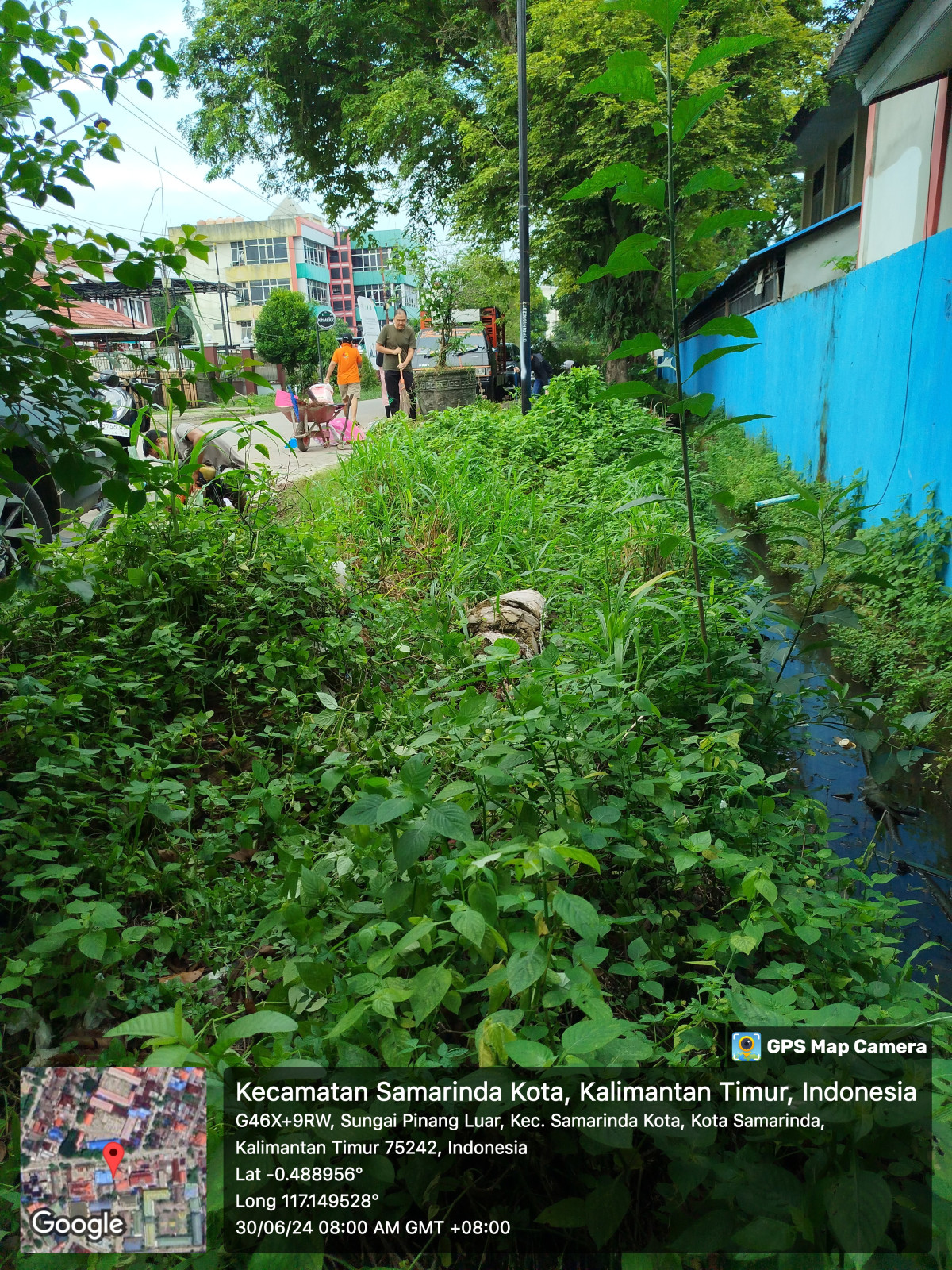 Kerjabakti rt 32. Jl. Biola Potong rumput , sapu dan buang rumput dan sampah
