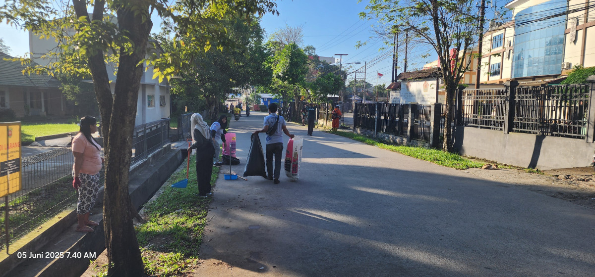 Kegiatan Kerja bakti bertepatan dengan hari lingkungan hidup