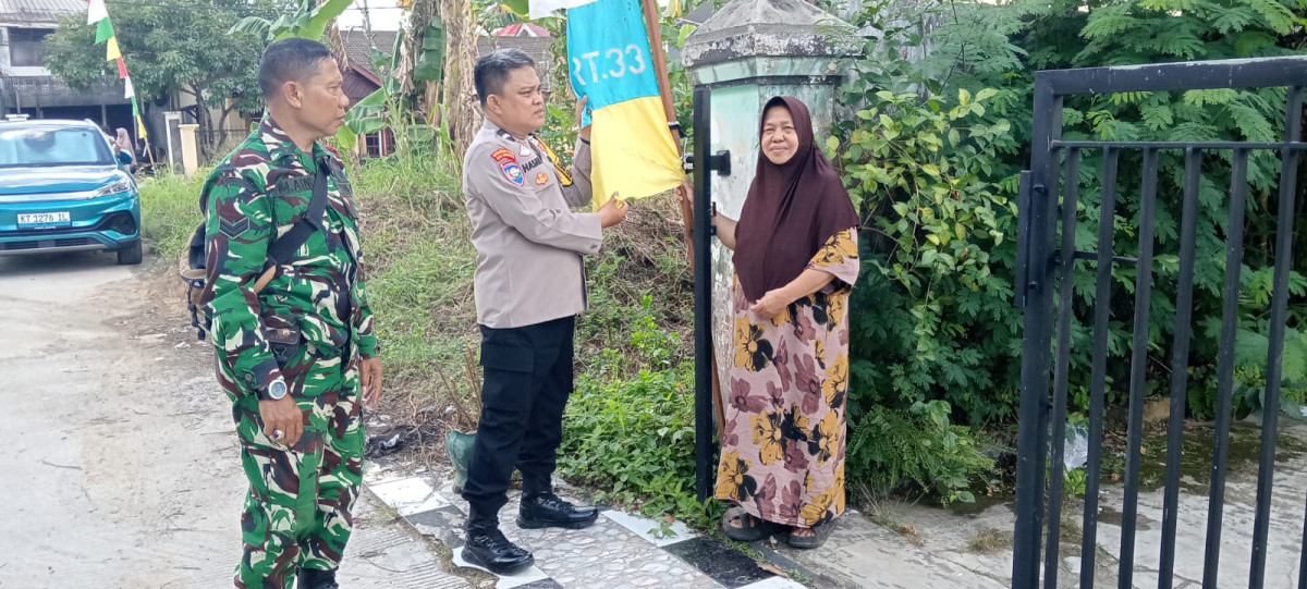 Memasang bendera merah putih dan umbul-umbul
