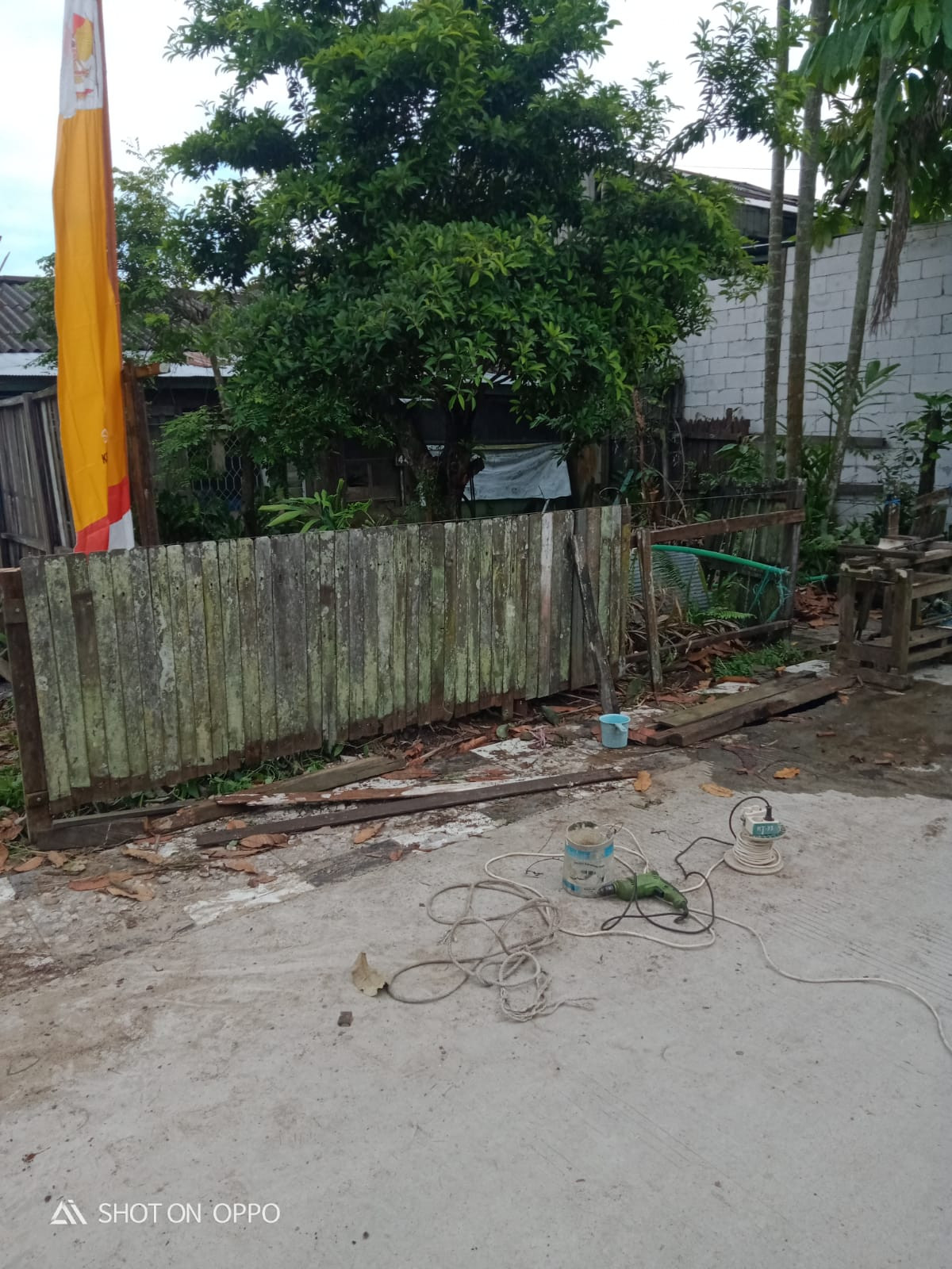 Kerja bakti membersihkan lingkungan