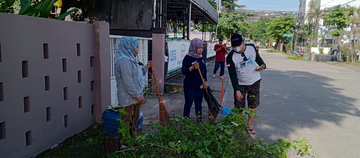 Kerja bakti gabungan RT 32,33,34,35,36,37&38 LPM,staf kelurahan