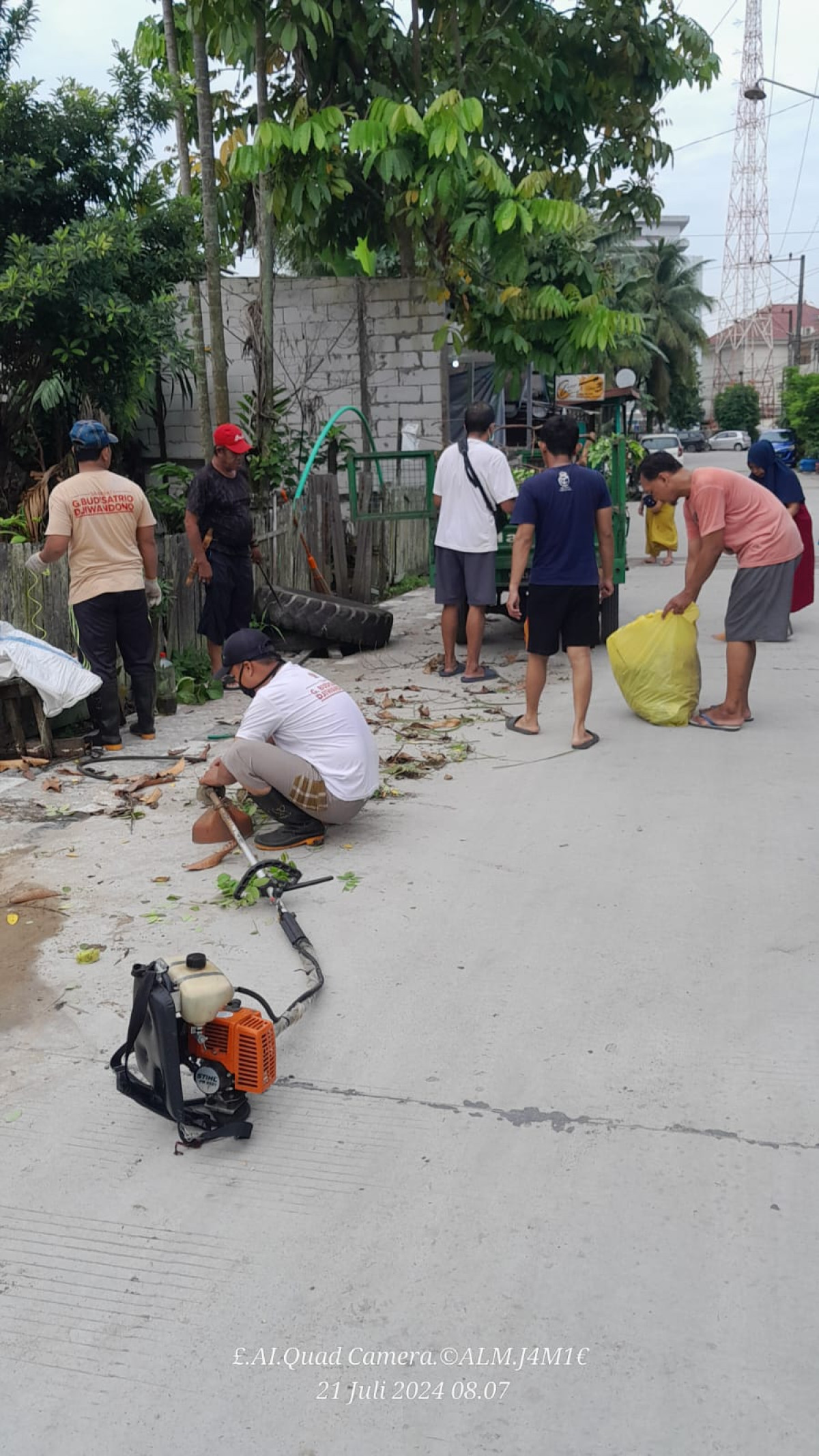 Kerja bakti bersama warga membersihkan lingkungan RT 33