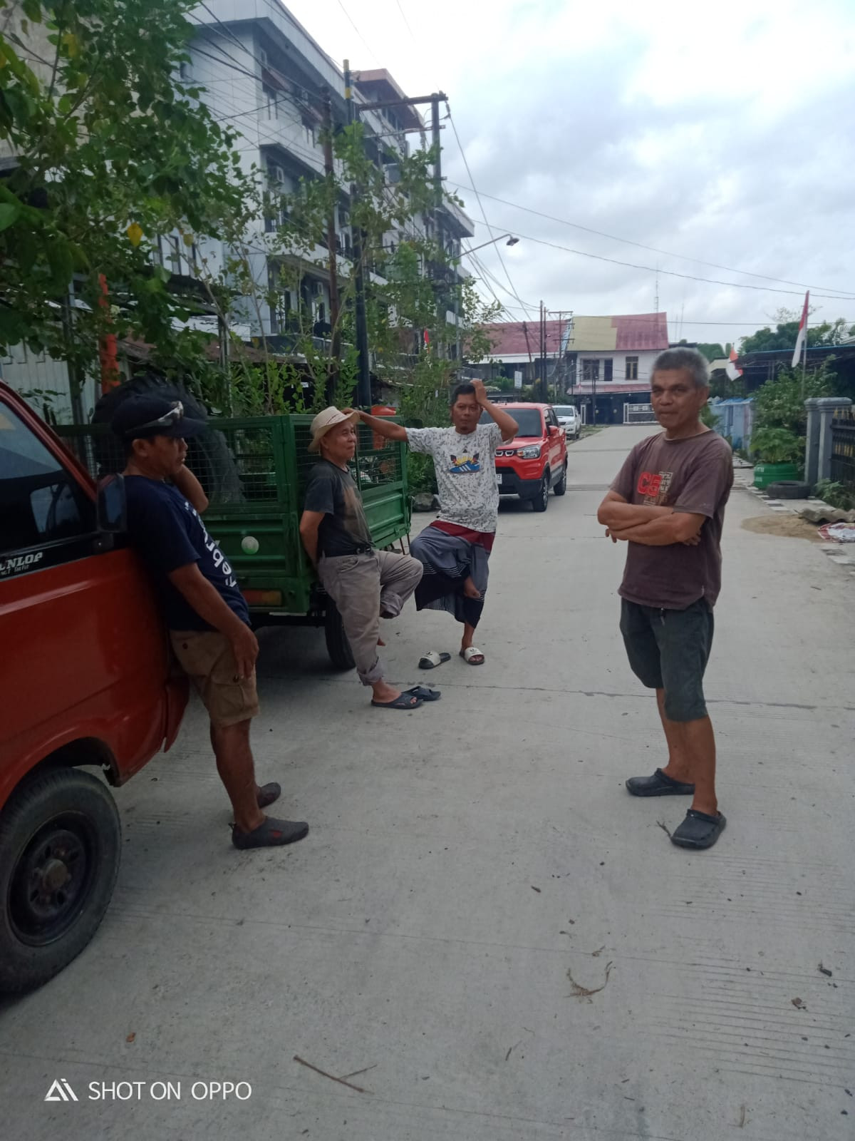 Kegiatan kerja bakti membersihkan lingkungan