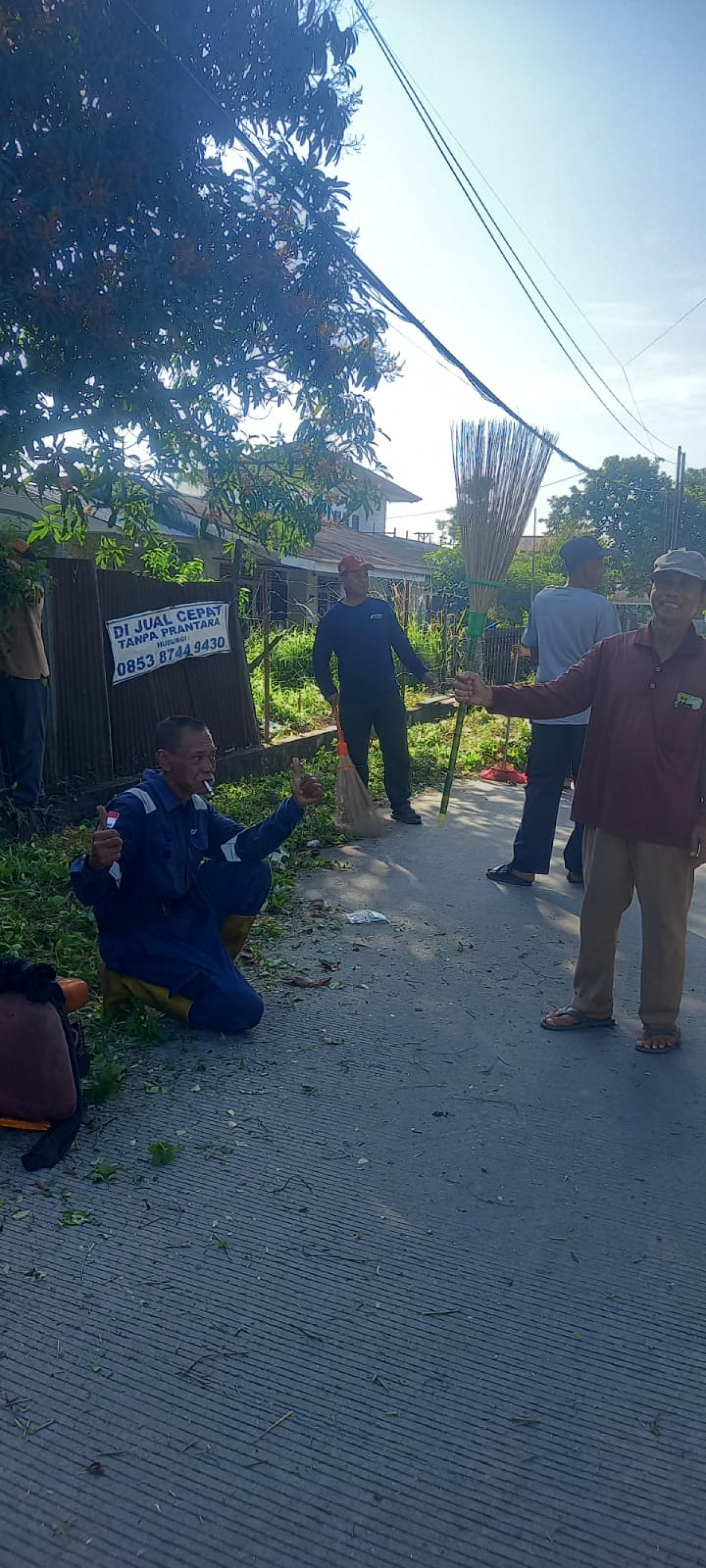 Kerja bakti gabungan RT dan kelurahan dadimulya