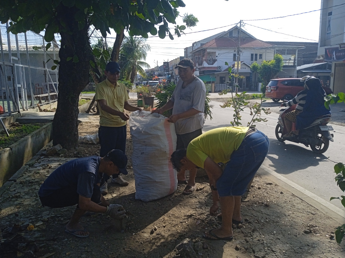 Kerja bakti dan pasangan umbul2 Jln. Angklung dan Kulintang