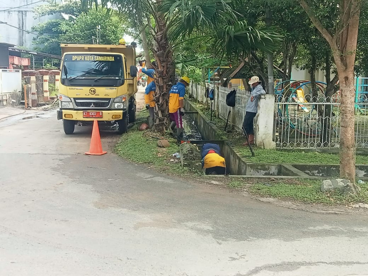 Membersihkan parit bersama DLH jln angklung dan kecapi