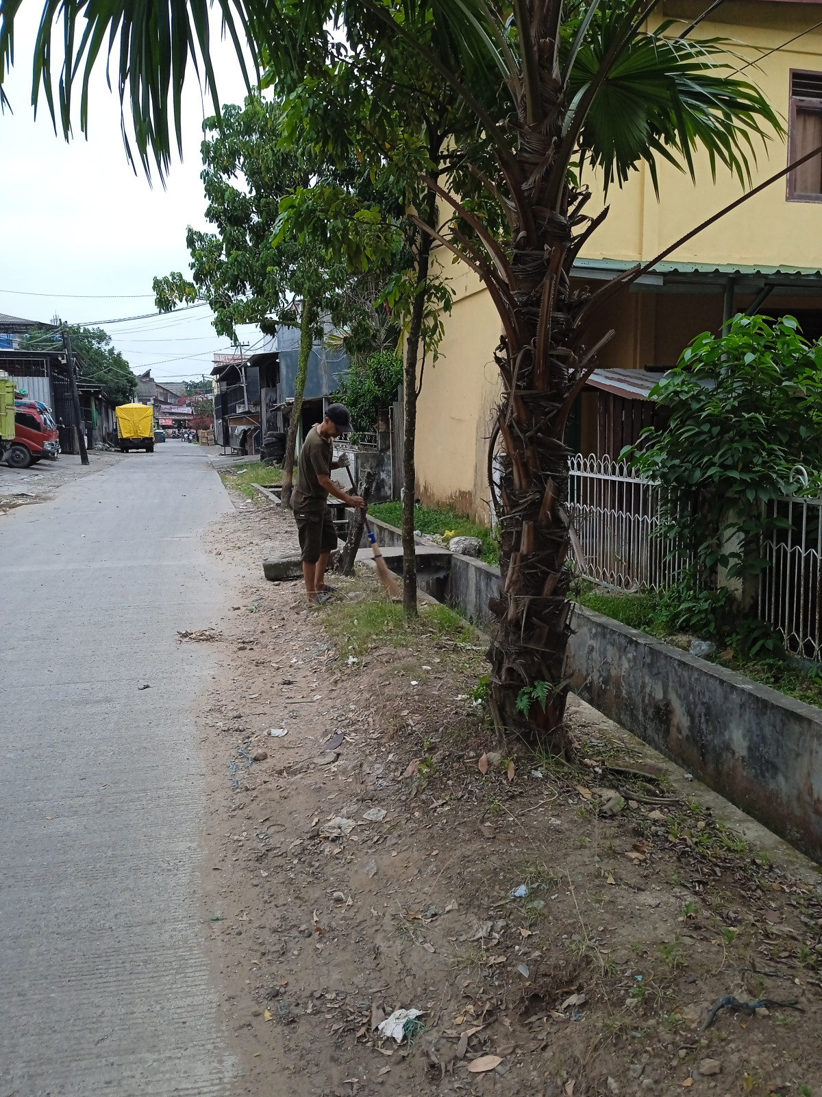 Kerja bakti dijalan kecapi