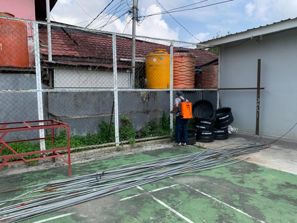 Giat gotong royong lap bulutangkis jln Angklung