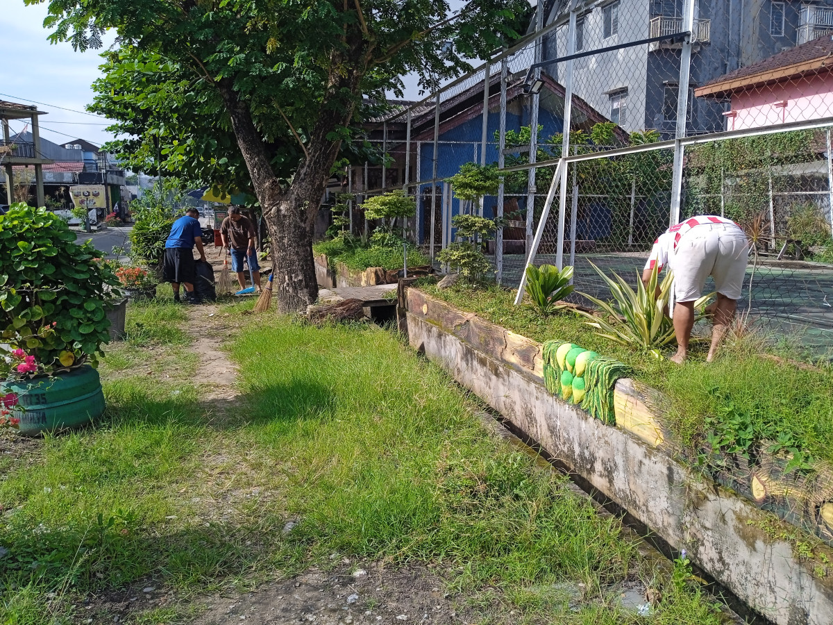 Gotong royong di lapangan bulutangkis dan taman posyandu jln. Angklung