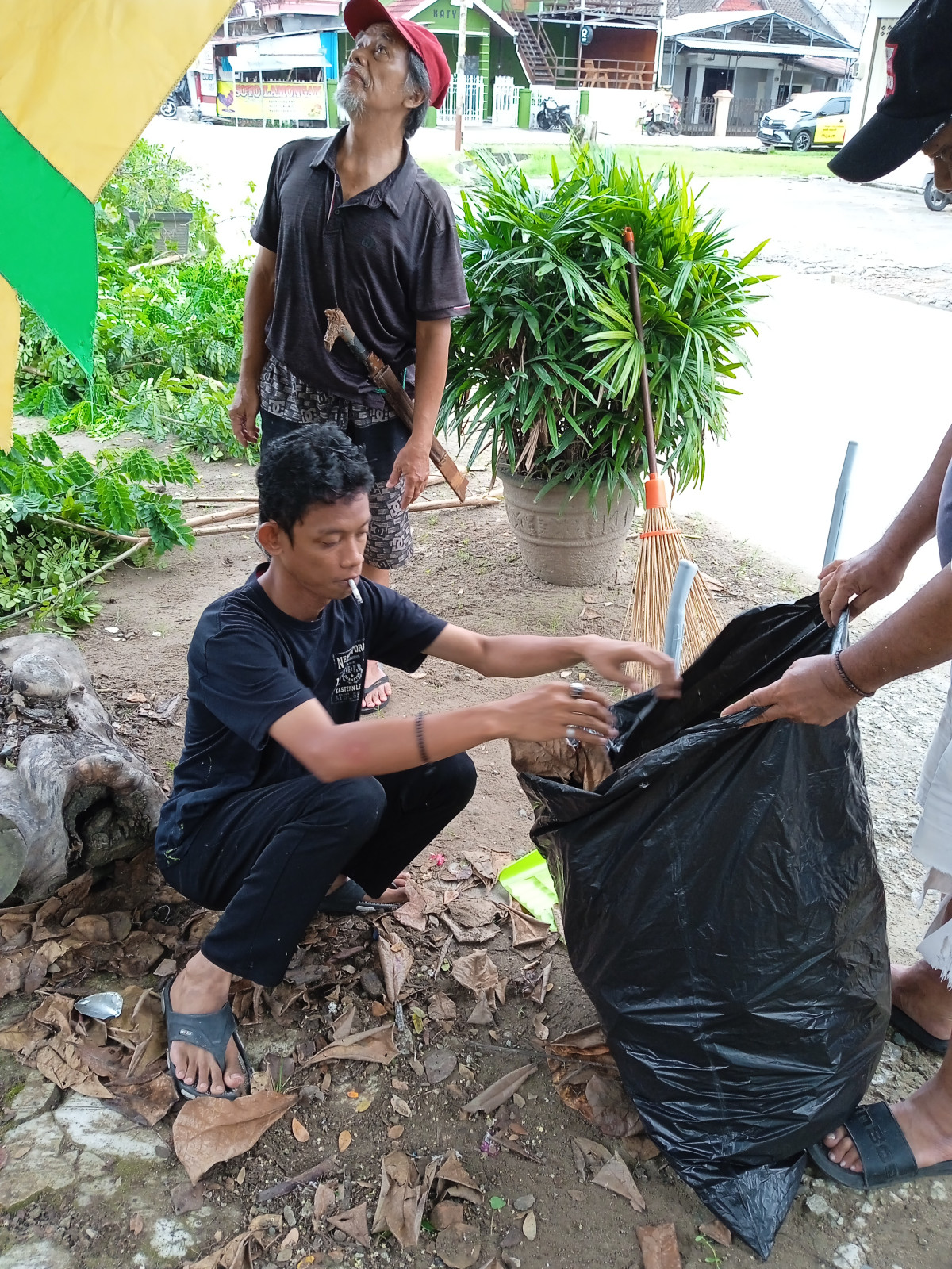 Pemotongan pohon di depan lapangan bulutangkis jln angklung
