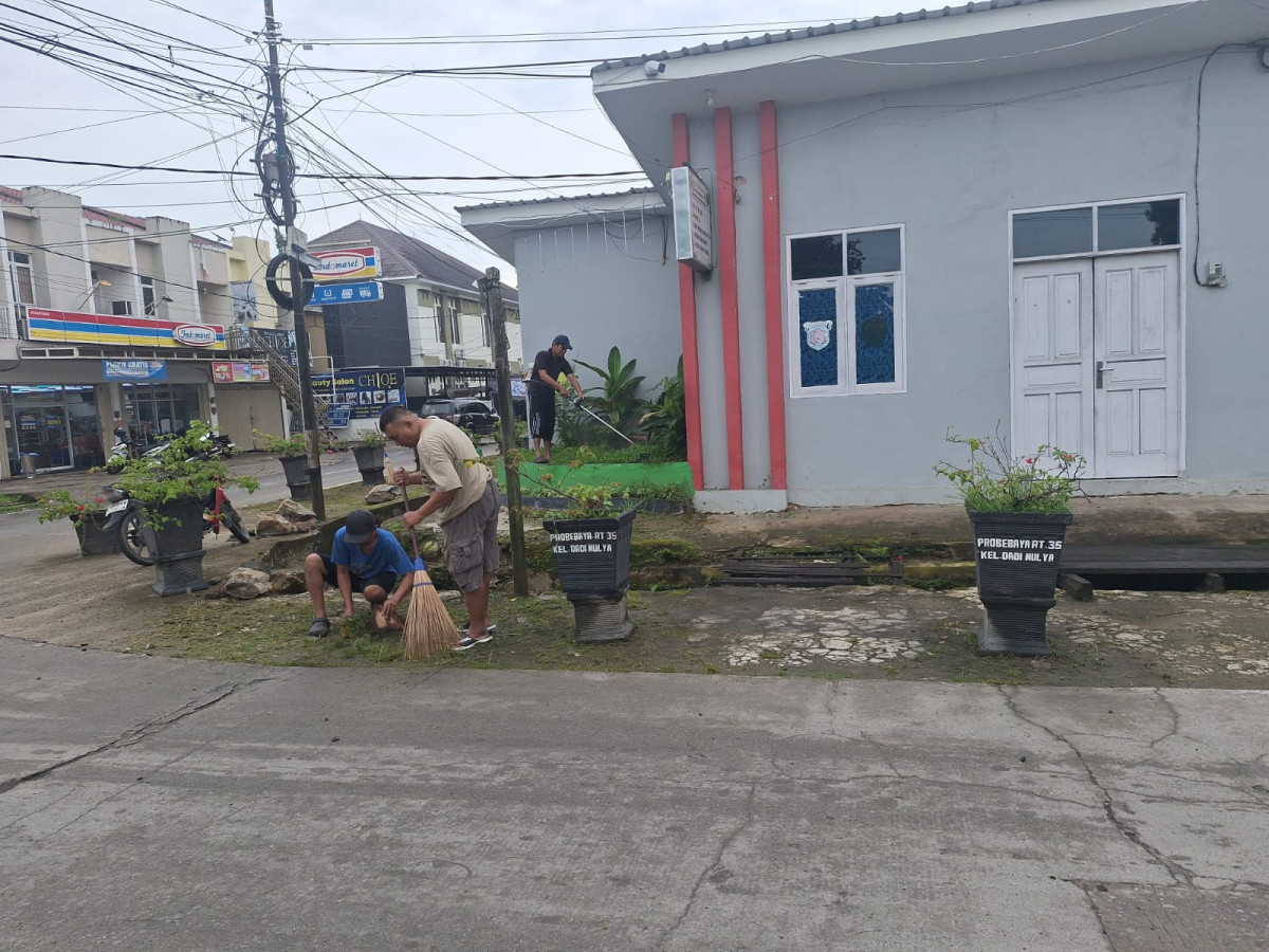 Kerja bakti lap  bulutangkis dan posyandu Jln Angklung